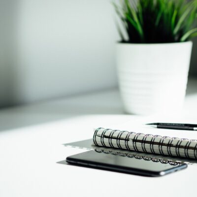 Espacio de trabajo profesional con libreta y material de oficina