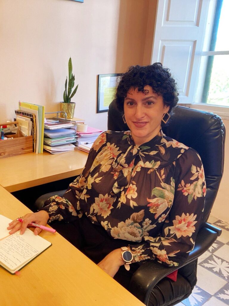 Vanesa Alou trabajando en su despacho