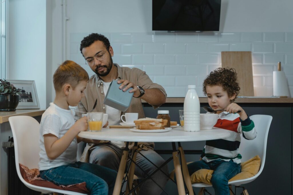 Padre con hijos en entorno doméstico