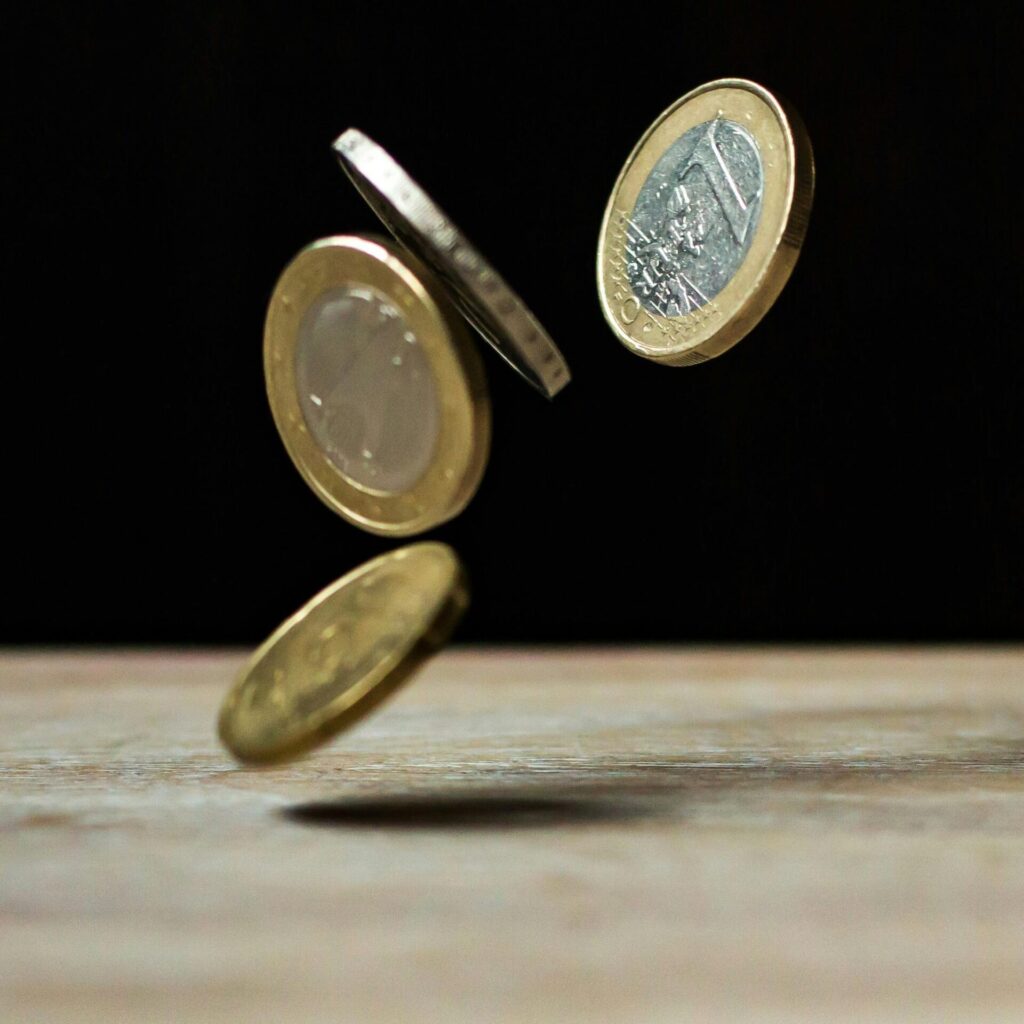 Monedas simbolizando compensación económica